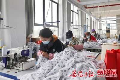冬日煥新裝，家門口淘好貨 探訪汨羅本地服裝工廠店